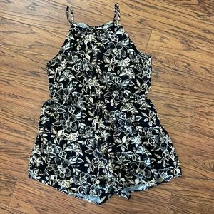 Women’s romper size L. Never worn/no tags.
